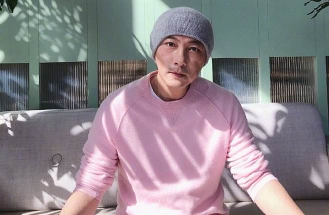 56岁张卫健仍保持冻龄外貌。(图／翻摄自张卫健微博)