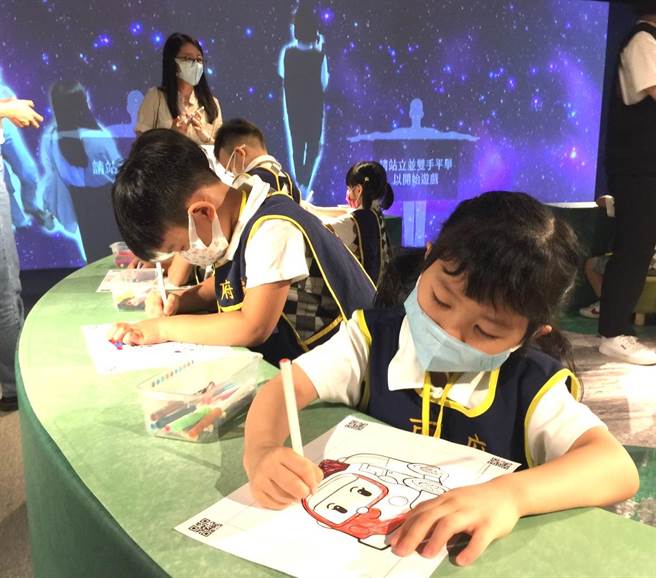 台北无围墙博物馆特展「波力玩台北」31日登场，现场规画互动涂鸦墙，完成救援小英雄着色后，可以把作品放在投影幕展示。（张立勋摄）