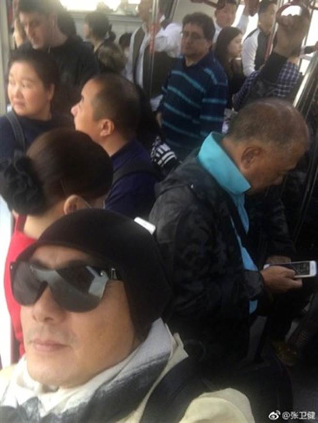 张卫健曾PO出搭公车照片。(图／翻摄自张卫健微博)