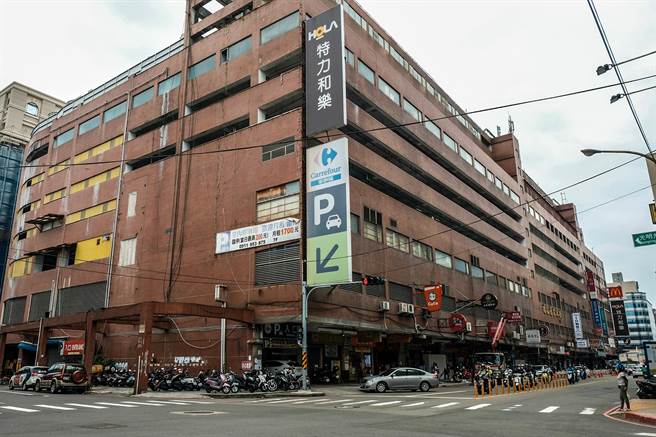 竹北家乐福停车业者违法经营，县府勒令9月26日停业，停车场入口届时将会封闭。（罗浚滨摄）