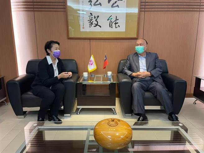 台北市副市长黄珊珊（左）。（图片摘自黄珊珊脸书）