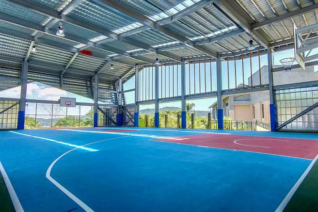 竹东国中风雨球场可远眺青山，屋顶设计以崎岖山形造型呼应远处山形意象，并搭配遮阳格栅来衬托立面视觉感受。（罗浚滨摄）