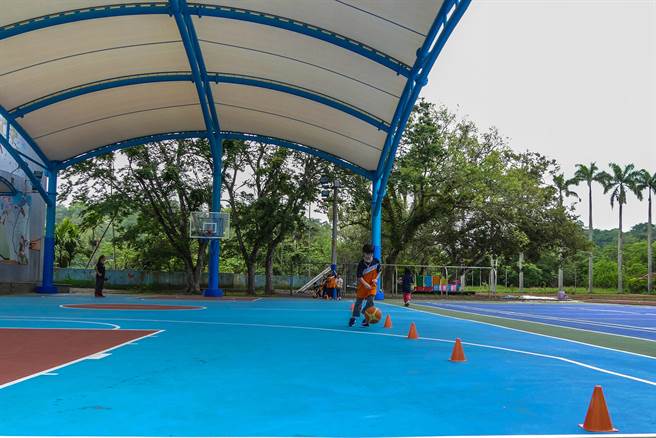 峨眉国小风雨球场採用「膜构材质屋顶」，圆弧造型较无压迫感，整体空间明亮宽敞。（罗浚滨摄）