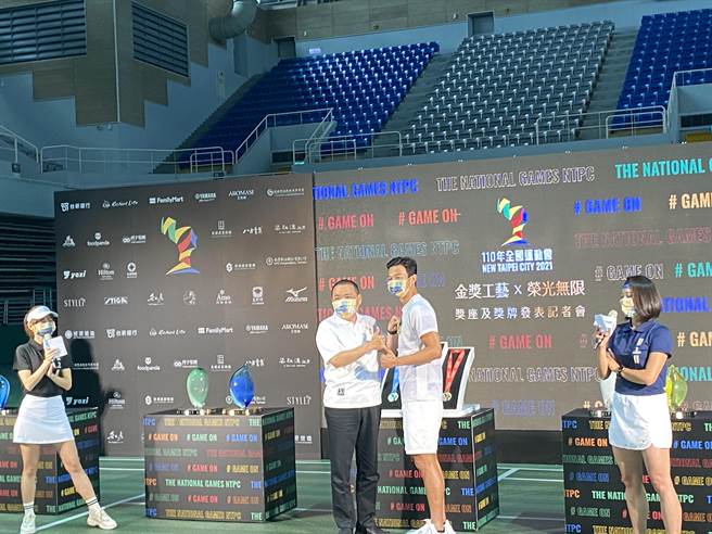 侯友宜親手為盧彥勳掛起胸章（戴上容攝）