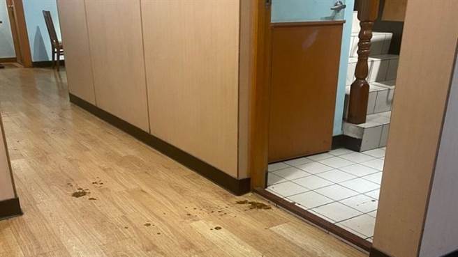 一名女大生表示，在摩斯汉堡看到一名女子边走边滴咖啡色屎水，好心想要替她解围，没想到对方竟然当场逃跑。（图／翻摄自论坛Dcard）