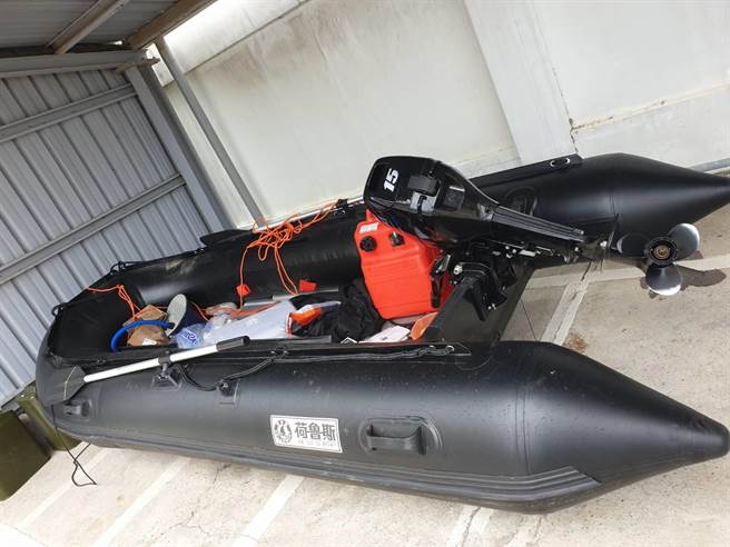 大陆周姓男子搭乘橡皮艇自大陆福建省航行11个小时抵台，偷渡上岸，图为警方查扣的橡皮艇。（检方提供／陈淑芬台中传真）
