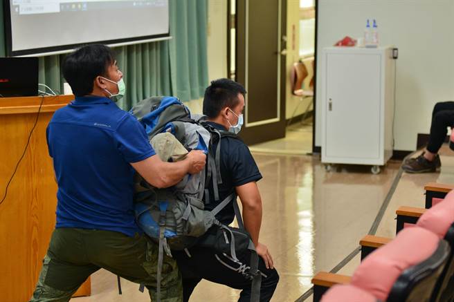 特战训练中心退休教官指导森林护管员精进背负技巧。（东势林管处提供／王文吉台中传真）