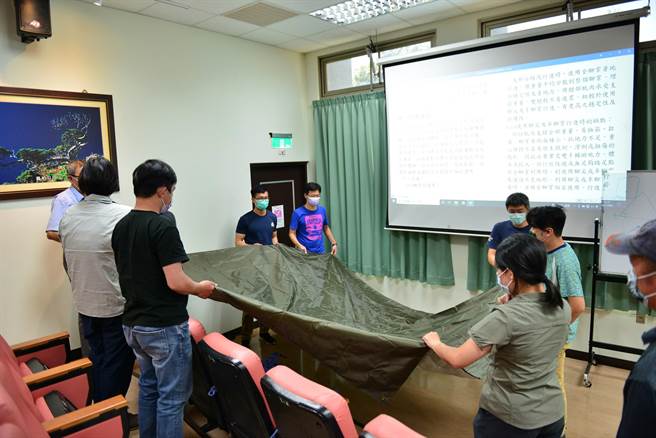 特战训练中心退休教官指导森林护管员学习天幕搭设技巧。（东势林管处提供／王文吉台中传真）