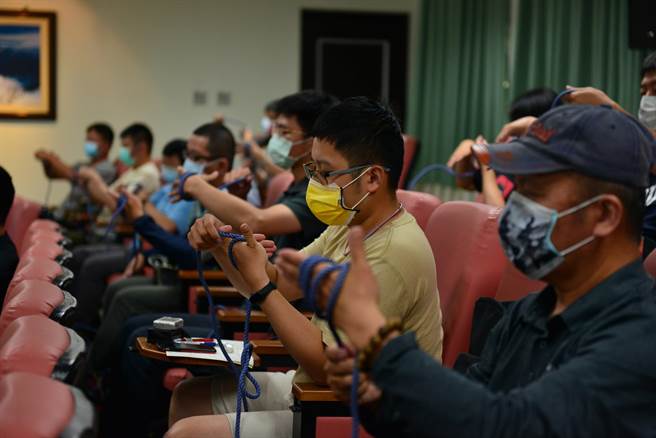 森林护管员认真学习绳结技巧。（东势林管处提供／王文吉台中传真）