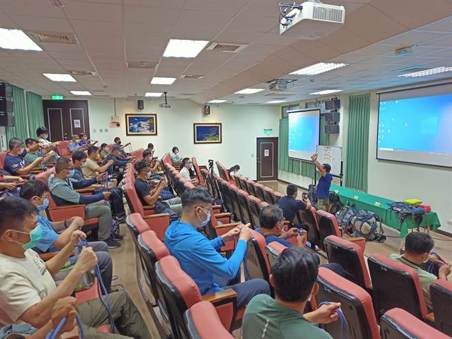 森林护管员认真学习绳结技巧。（东势林管处提供／王文吉台中传真）