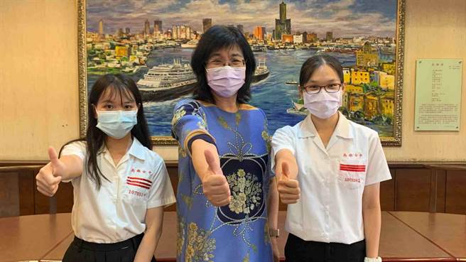 雄女校长林香吟（中）今与学生许采婷（左）、刘芸安（右）一起出席记者会。（柯宗纬摄）