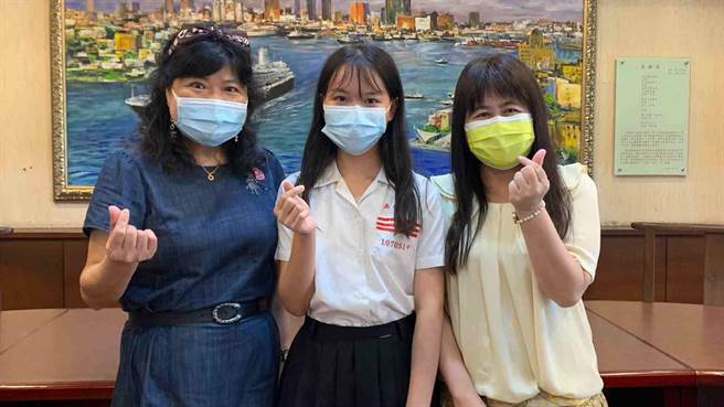 雄女罕病生许采婷（中）未来上大学，已获高雄市国际兰馨交流协会理事长冯贞芬（左）允诺透过协会资源赞助学费。（柯宗纬摄）
