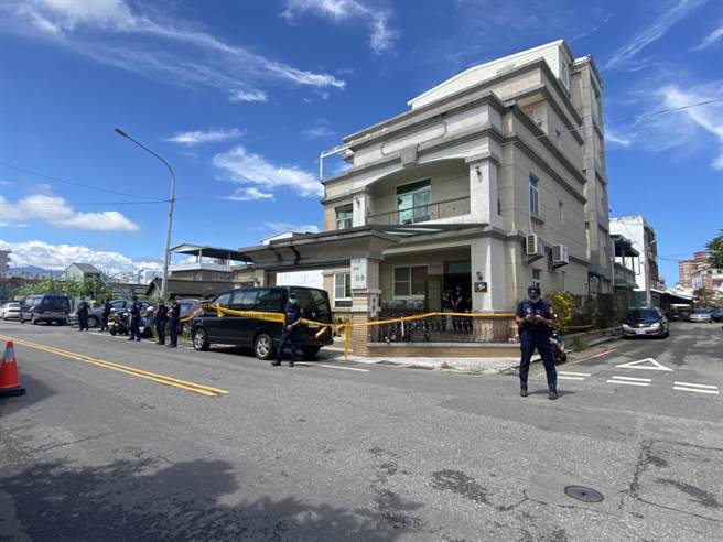 台东市区一家民宿传出是诈骗集团机房，警方正在现场调查。（蔡旻妤摄）