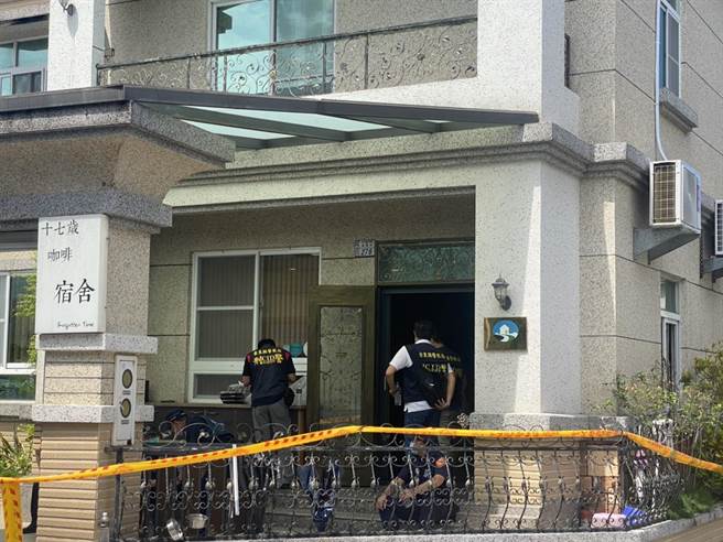 台东市区一家民宿传出是诈骗集团机房，警方正在现场调查。（蔡旻妤摄）