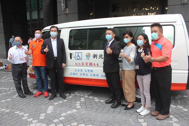 新莊開設螺絲製造廠的王贊勳(右4)今三度捐贈復康巴士給新北市政府，新北市副市長劉和然(左3)受贈。
