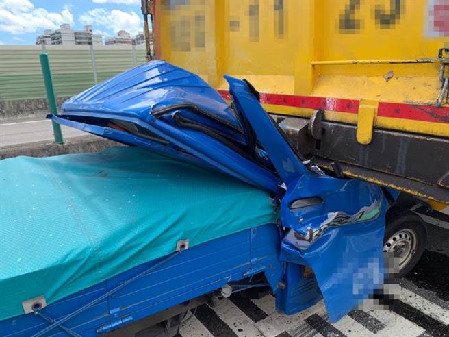 台65线南下3公里处，31日上午发生小货车撞上大货车后车斗，小货车车头严重变形。（记者爆料网提供）