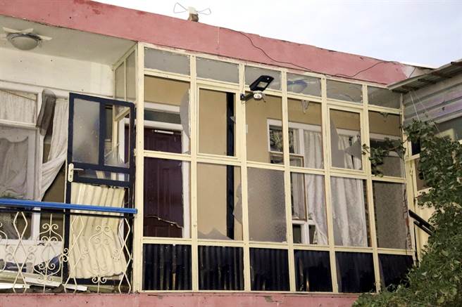 美軍29日空襲，炸毀一輛停在平民住宅院子內的轎車，住宅窗戶也被震碎。（圖／美聯社）