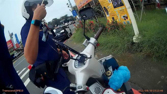 萧姓男子的机车后照镜破掉，导致他骑车时东张西望，仁武警方察觉有异，拦查后逮捕。（翻摄照片／林瑞益高雄传真）