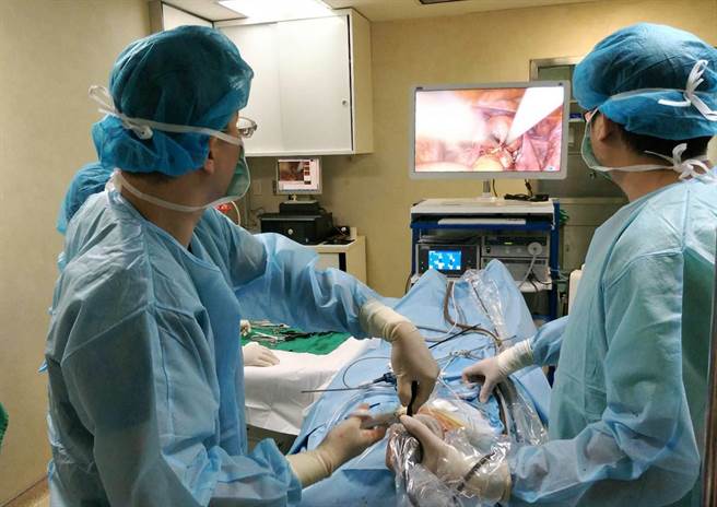 婦人1500克子宮肌瘤靠微創手術取出。(院方提供／呂筱蟬桃園傳真)