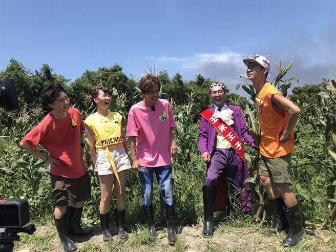 張立東（左起）、籃籃、阿翔、紫玉米職人與浩子。（民視提供）