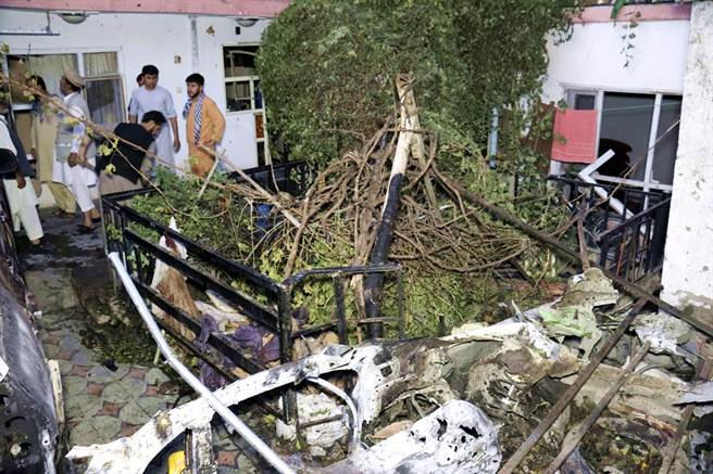 美軍29日空襲，炸毀一輛停在平民住宅院子內的轎車。（圖／美聯社）