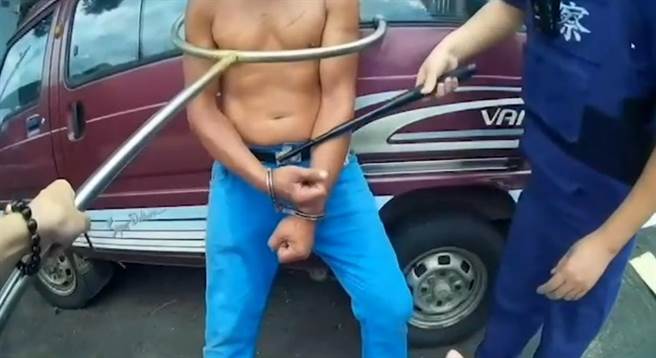 桃园男子持刀作势攻击员警遭月牙棒制伏。(翻摄照片／吕筱蝉桃园传真)