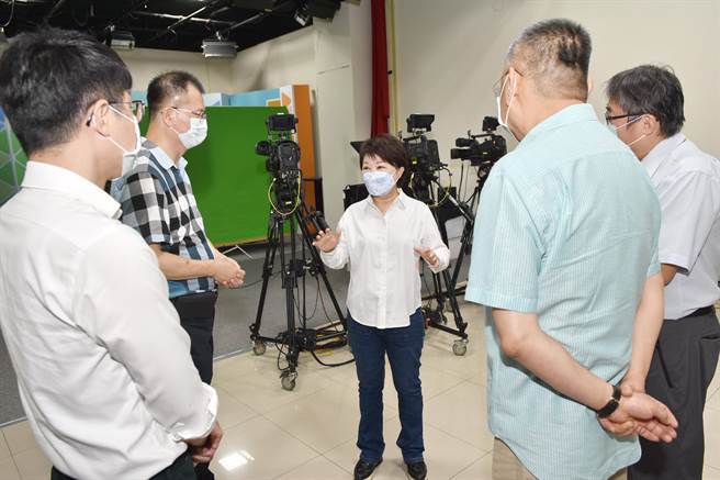 台中市长卢秀燕31日受邀至群健视察并祝贺荣获「金视奖」，肯定有线电视业者努力。（台中市府提供／卢金足台中传真）