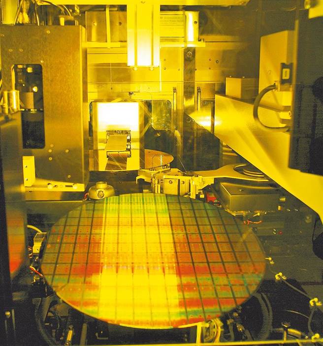 台积电（TSMC）第二季营收达133.0亿美元，季增3.1％，稳坐全球第一。图为台积电12吋晶圆厂房内部生产过程。（台积电提供）
