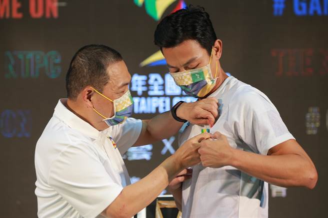 侯友宜(左)為盧彥勳(右)戴上今年新北全運會的榮譽勳章。(新北市政府提供)