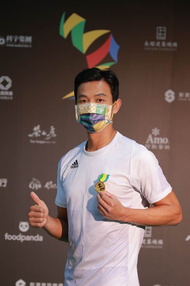 盧彥勳出席新北全運會獎牌公布記者會，展示新北市長侯友宜替他別上的勳章。(新北市政府提供)