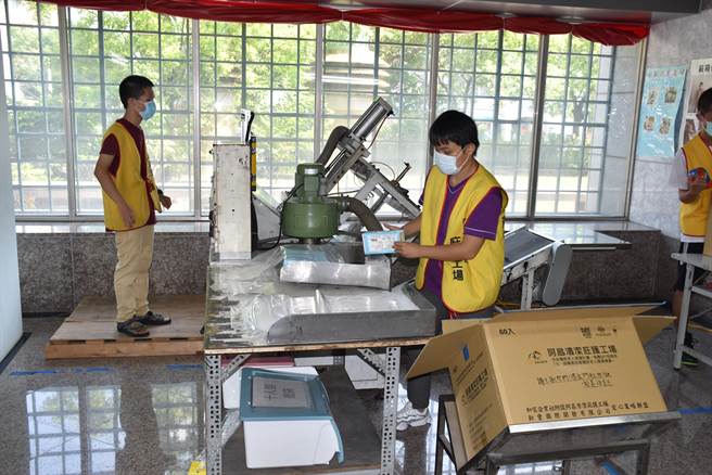 苗栗县阿昌清洁庇护工厂目前雇用13位身心障碍朋友。（谢明俊摄）