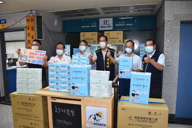 苗栗县立委陈超明邀集中油及台糖等2家国营企业为阿昌庇护工厂的爱心卫生纸促销。（谢明俊摄）
