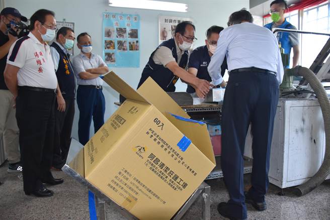 立委陈超明等人亲自体验工厂操作。（谢明俊摄）