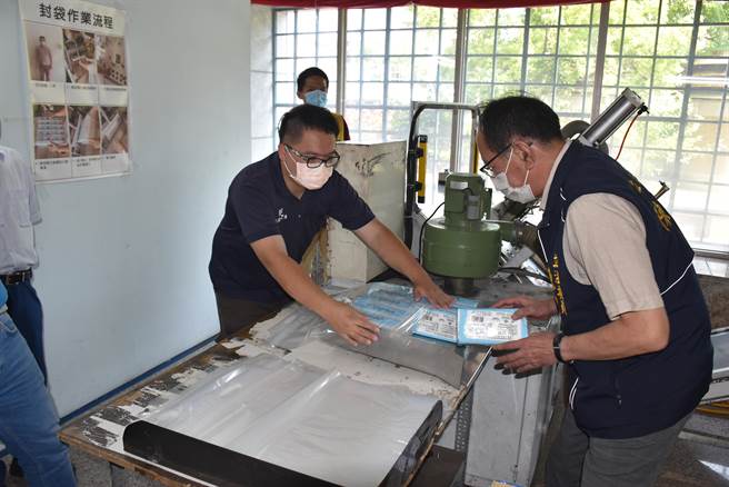 立委陈超明等人亲自体验工厂操作。（谢明俊摄）