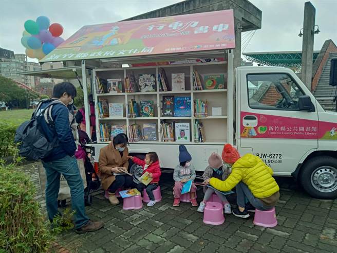 新竹县文化局推动「阅进校园计画」，将行动书车带进校园。（新竹县文化局提供）