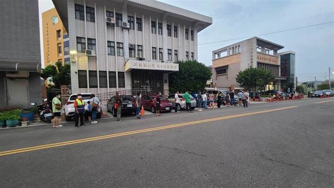 新竹寶山8旬婦人複檢結果出爐，圖為新竹縣衛生局30日晚在寶山雙溪村辦公大樓辦理社區快篩，民眾大排長龍做篩檢。（圖／民眾提供／羅浚濱新竹傳真）