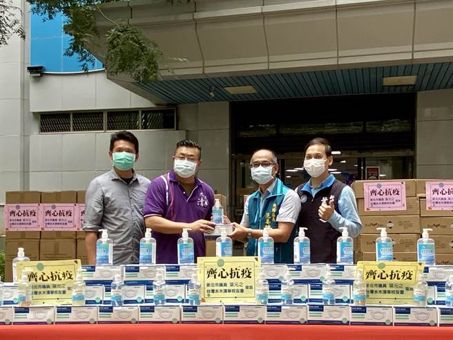 新北市議員葉元之體恤防疫人員辛勞，媒合台灣水木清華校友會於今（31日）捐贈板橋區各機關單位、市場自治會及獨居長輩乾洗手凝露及口罩等防疫物資。（板橋區公所提供）