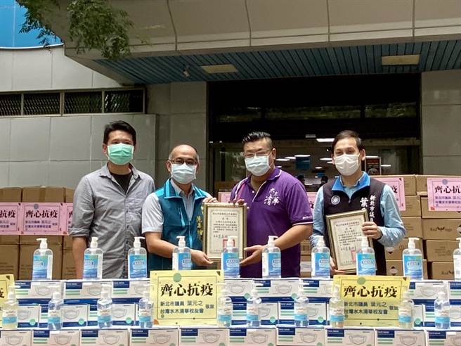 新北市議員葉元之體恤防疫人員辛勞，媒合台灣水木清華校友會於今（31日）捐贈板橋區各機關單位、市場自治會及獨居長輩乾洗手凝露及口罩等防疫物資。（板橋區公所提供）