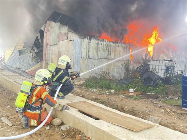桃园大溪铁皮工厂火警临进大溪交流道执行管制确保安全。(消防局提供／吕筱蝉桃园传真)