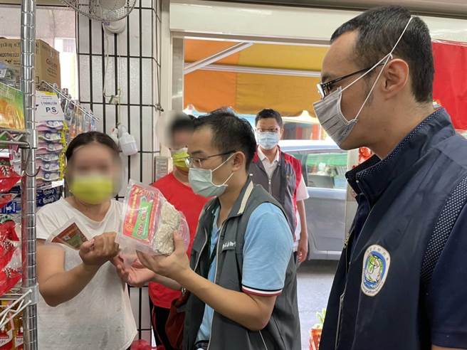 台南新营区一家东南亚杂货店贩售越南猪肉制品，还佯称是素食品。（移民署台南市专勤队提供／刘秀芬台南传真）