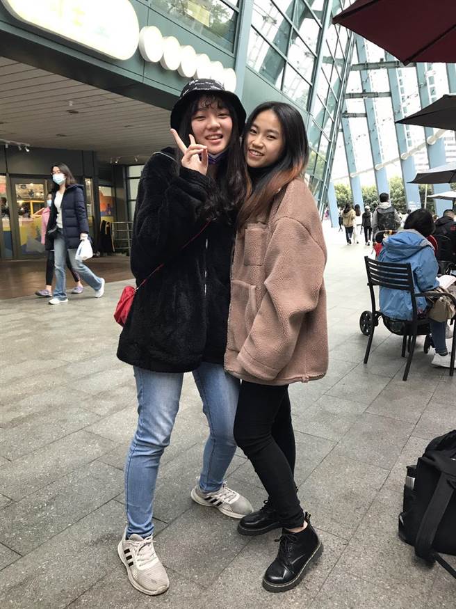 环山部落李伊珊（右）及杨姿棱（左）考取台湾大学财务金融系及法律系，居民大讚「部落之光」。（李伊珊提供／王文吉台中传真）