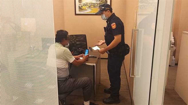 假投資真詐財警方攔阻保住男子80萬元。(警方提供／呂筱蟬桃園傳真)