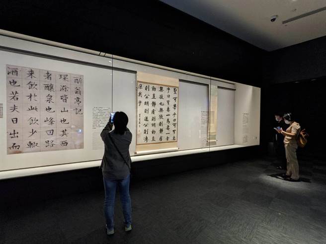 故宫南院展出2件书法国宝分别是明朝董其昌《周子通书》及文徵明《醉翁亭记》。（故宫南院提供／张亦惠嘉县传真）