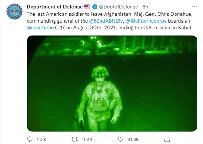 Department of Defense在推特发布最后一位美国地面部队指挥官登上运输机的照片。（图片截自Department of Defense推特）