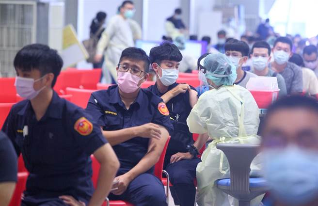 公费疫苗第二类接种人数从9万人膨胀至27万人，被质疑是「特权疫苗」，陈时中表示，第二类对象中人数最多的是第一线警消海巡人员，而中央政府重要官员仅造册1710名。（图／示意图，记者张铠乙摄影）