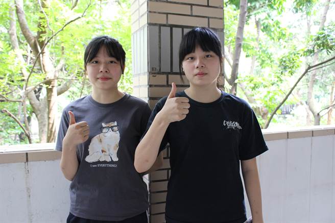 简佑佑与简佑庭从国小起一路同校读美术班，到高中才分别选择进入社会组和自然组，姊妹俩大学以后将要分开求学，心中满是不舍。（谢琼云摄）