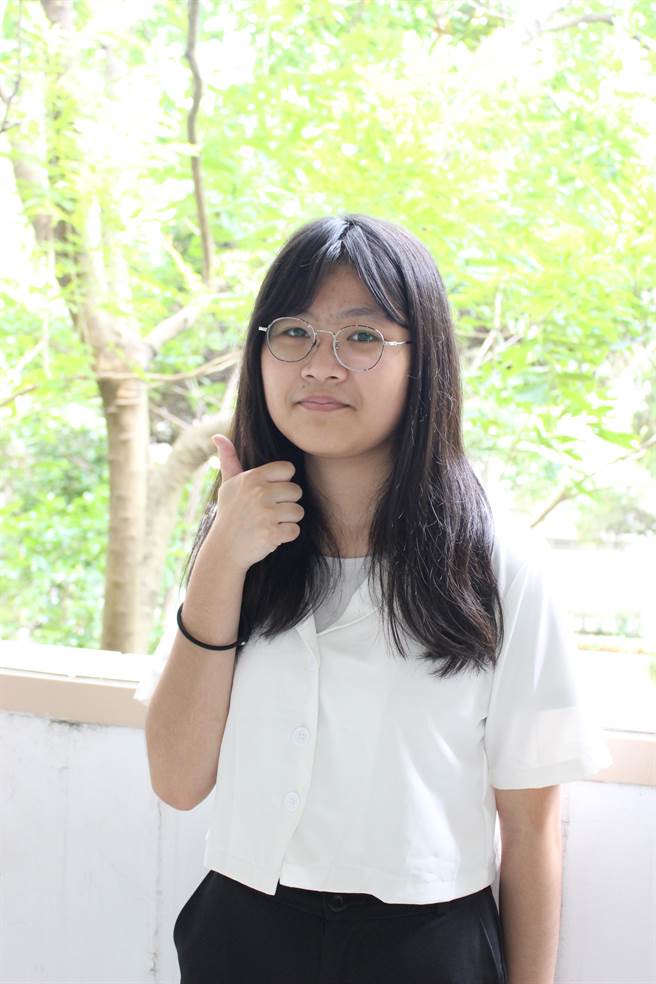 许羽婷家人在大村种植葡萄，原本就读自然组，因为参加大学经济营队商科产生强烈兴趣，高三决定转组，全力拚指考的她顺利考上台大财金系。（谢琼云摄）