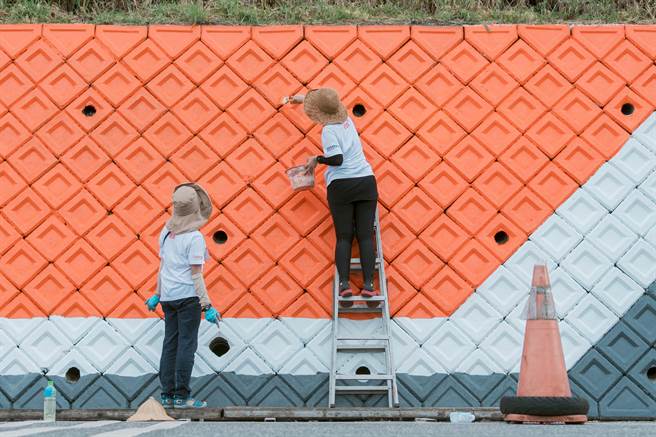 「东海岸部落工作假期」今年迈入第9年，由花莲最南端的静浦部落，带领志工一同彩绘部落位在台11线上的外环道挡土墙。（东管处提供／罗亦晽花莲传真）