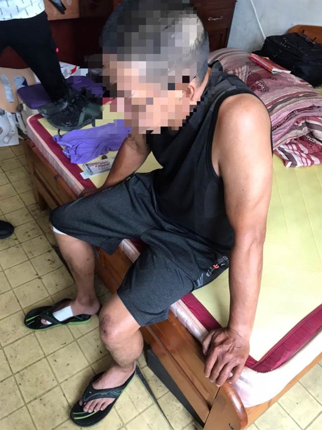 頭份警分局逮獲蔡姓竊嫌涉嫌闖入頭份市民宅行竊。（謝明俊攝）