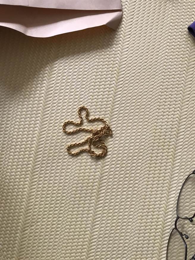 警方追回金鍊贓物。（謝明俊攝）